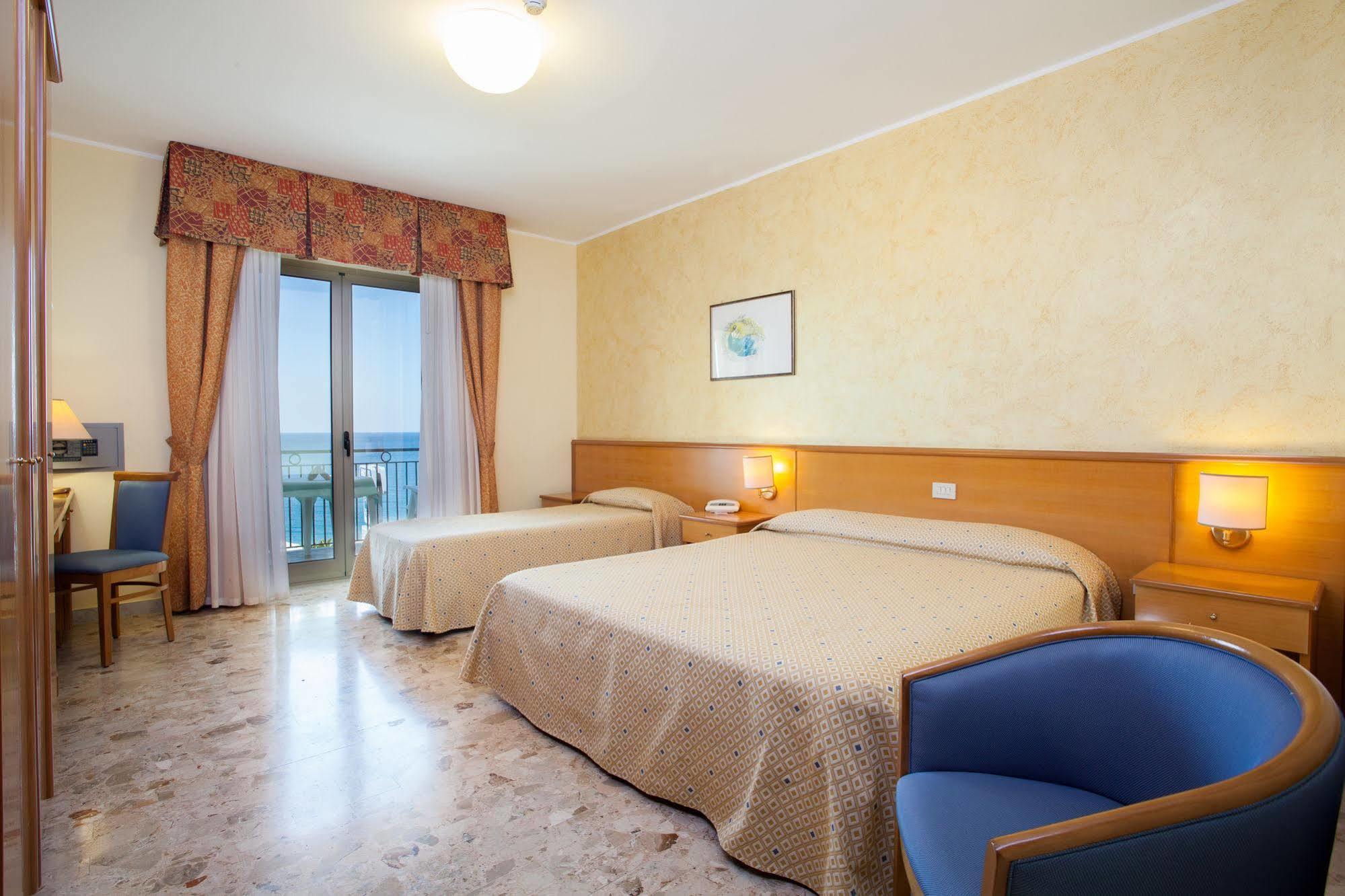 Hotel La Tonnara Амантеа Екстер'єр фото